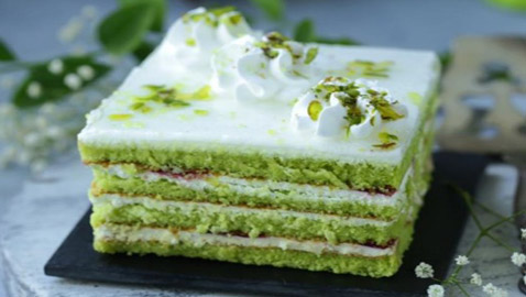 إليكم طريقة تحضير كعك البستاشيو بالجبن الكريمي اللذيذ