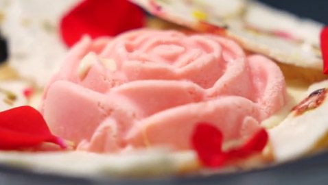 إليكم طريقة تحضير مثلجات شراب الورد الباردة واللذيذة