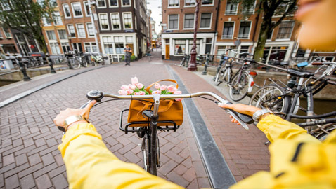 متعة استكشاف 5 مدن سياحية في أوروبا على متن الدراجة الهوائية