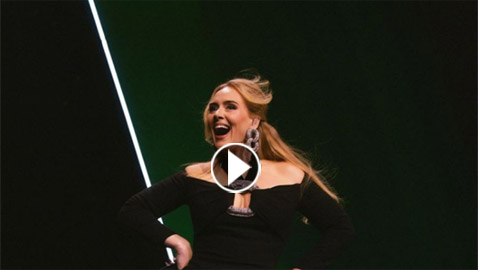 أديل تنفعل وتصرخ على معجب بحفلها وتسأله: (هل أنت غبي)؟ وتغني مع طفل مصدوم!