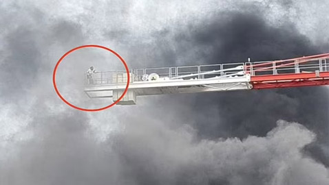 رجل معلق برافعة حاصرته النار.. عشرات رجال الإطفاء تسابقوا لإنقاذه