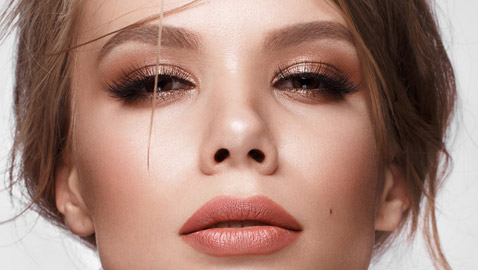 أجمل اختياراتنا لمكياج حفلات التخرج.. إطلالات مفعمة بالنجاح والأناقة