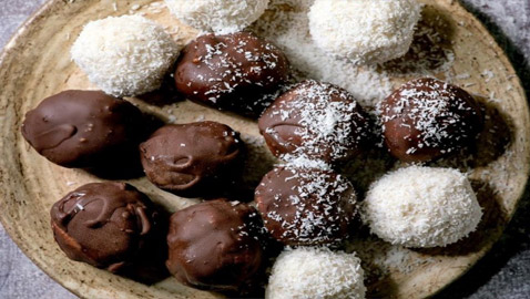 طريقة تحضير حلى السميد بتغليفة جوز الهند والشوكولاتة لضيافة العيد