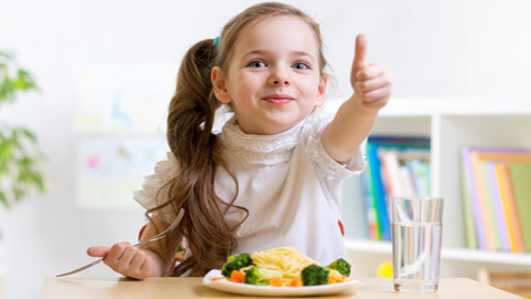 لتوفير الوقت.. إليكم الطرق الصحية لتخزين وتسخين طعام الطفل