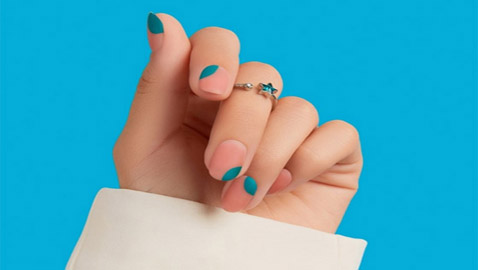 أفكار لطلاء الأظافر.. تُضفي لمسة من الجمال في عيد الأضحى