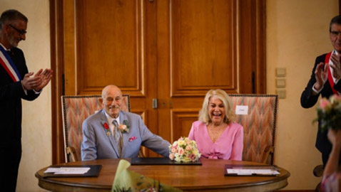 شارك في الحرب العالمية الثانية.. أمريكي في الـ100 يتزوج خطيبته التي تبلغ 96 عاماً