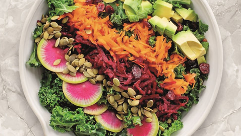 اليكم طريقة تحضير سلطة الكيل مع صلصة الزنجبيل والجزر