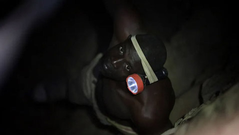 فقدان الأمل بالعثور على 20 عامل منجم في نيجيريا أحياء!