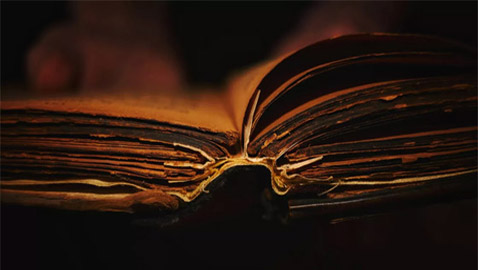 رجل يشتري كتبا من مركز إعادة التدوير ويكتشف أنها وثائق فائقة السرية