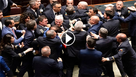 عراك عنيف داخل البرلمان الإيطالي.. فيديو وصور