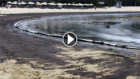 بسبب تسرب نفطي.. إغلاق شواطئ جزيرة سنتوسا في سنغافورة