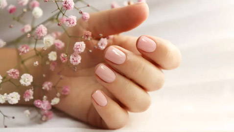 ألوان مناكير صيفية منعشة موضة صيف 2024.. لوني أظافرك بها