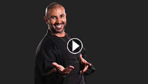 أحمد سعد: ندمت اني لبست حلق وقميص شبك واذهب لدكتور نفسي وشقيقي ينتقدني!