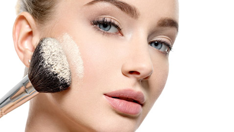 ما البودرة الواقية من الشمس؟.. إليكِ فوائدها