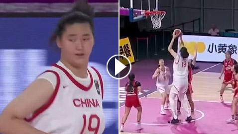 لاعبة سلة صينية تخطف الأنظار بسبب طولها.. مترين وعشرين سم! فيديو