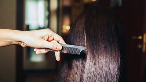 خطوات فعّالة للتخلص من الأطراف المتقصفة.. واستعادة صحة شعركِ