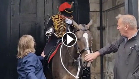 فيديو مؤثر.. حارس ملك بريطانيا ينفعل وينفجر بالبكاء على حصانه