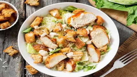 قرن على ابتكارها في تيخوانا.. هل تعرف قصة سلطة سيزر الشهيرة؟