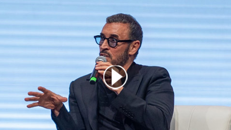 فيديو  طريف: لقطات عفوية في حفل كاظم الساهر في مصر بين القيصر وجمهوره