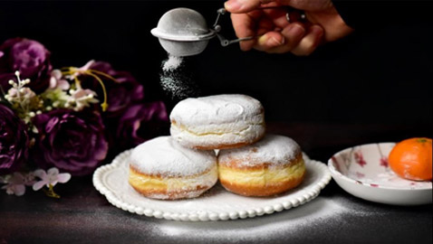 إليكم طريقة عمل الدوناتس بسكر البودرة.. طيب وبسيط