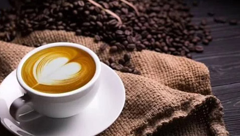 لا تتناول هذه المكونات مع الشاي أو القهوة.. تسبب الحموضة والانتفاخ