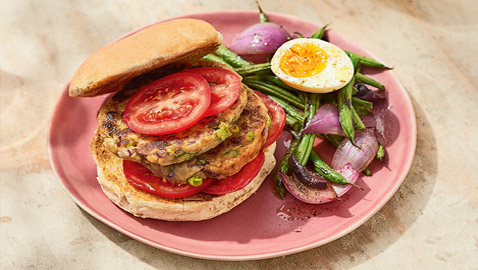 وصفة برغر التونة مع سلطة نيسواز.. وجبة باردة وشهية تناسب الصيف والبحر