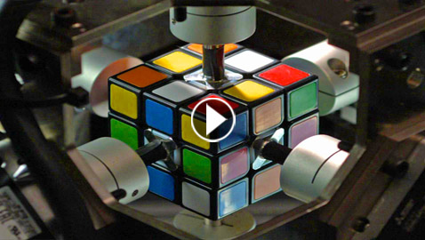 روبوت روسي يحطم الرقم القياسي العالمي لحل مكعب 