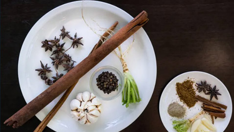 قرفة وفلفل أسود في كوب شاي.. وصفة لخفض السكر في الدم