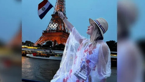 بسبب ملابسها.. استبعاد 