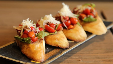 إليكم طريقة تحضير بروشكيتا الطماطم بالريحان.. طعم رائع ومميز