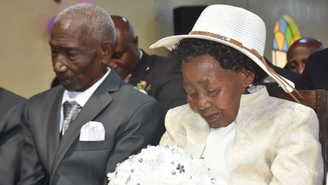 بعد علاقة استمرت 64 عاما.. تسعينيان يتزوجان أخيرا في كينيا! صور