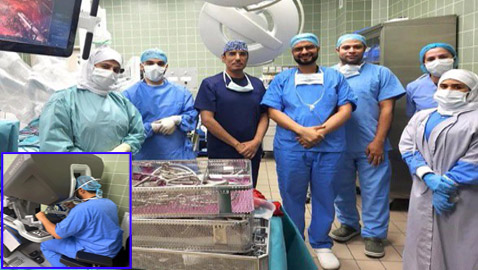 فريق طبي عربي يجري عملية فريدة من نوعها بالروبوت الجراحي.. صور