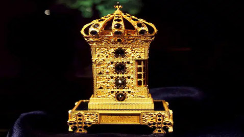 مصنوعة من الذهب ومزينة بالياقوت.. أغلى قداحة (ولاعة) سيجار في العالم