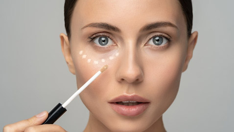 حِيَلٌ تساعدكِ على تجنب تشقق الكونسيلر أسفل العينين