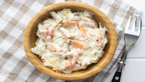 إليكم طريقة تحضير صلصة سلطة الكول سلو الكريمية