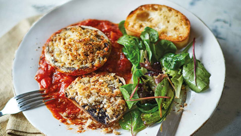 الفطر المخبوز مع الثوم والصلصة.. شهية وسريعة التحضير