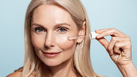 نصائح لمنع مكياجك من إظهار الخطوط الدقيقة.. والتجاعيد