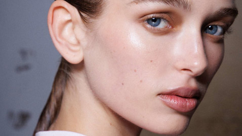 في فصل الخريف.. ألوان شفاه تبرز جمالكِ الطبيعي