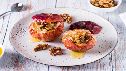 إليكم طريقة تحضير تفاح مخبوز ومحشي بالجوز للرجيم