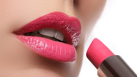 في أكتوبر.. اختاري أحمر الشفاه الوردي دعماً للمصابات بسرطان الثدي