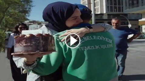 أبكته وسط الشارع.. فيديو مؤثر لابنة تفاجئ والدها عامل النظافة بعيد ميلاده