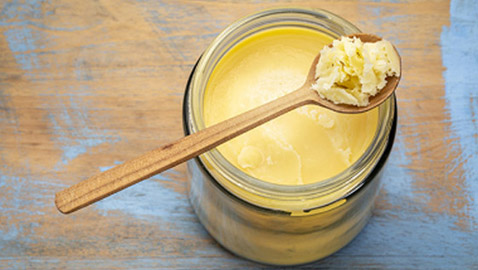 لو عندك مشكلات فى الهضم.. معلومات لازم تعرفها قبل إضافة السمن إلى الطعام