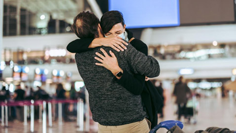 اللحاق بالطائرة أولى.. هذا المطار يحظر العناق لأكثر من 3 دقائق