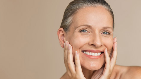 علامات شيخوخة الجلد.. هكذا تتغير بشرتكِ مع تقدم العمر!