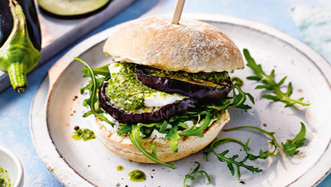 إليكم وصفة برغر الباذنجان والبيستو وجبن الماعز.. خارج الصندوق