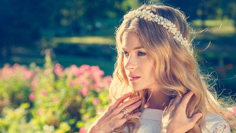 تسريحات شعر لعروس 2025.. من وحي أسبوع الموضة العرائسي