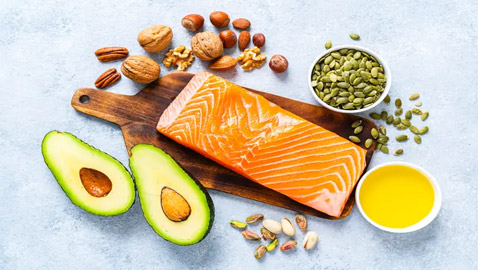 أكثرها لذة الشوكولاتة الداكنة.. 8 أطعمة غنية بالدهون الصحية