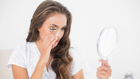 5 قواعد أساسية لاستخدام مكبس الرموش.. بشكل مثالي