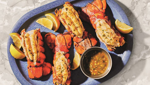 ذيل اللوبستر مع صلصة الليمون والثوم والفلفل الحلبي