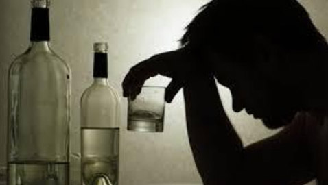 القبض على فنان مصري شهير سكران يترنح في مطار برلين.. كان برفقة أطفاله!